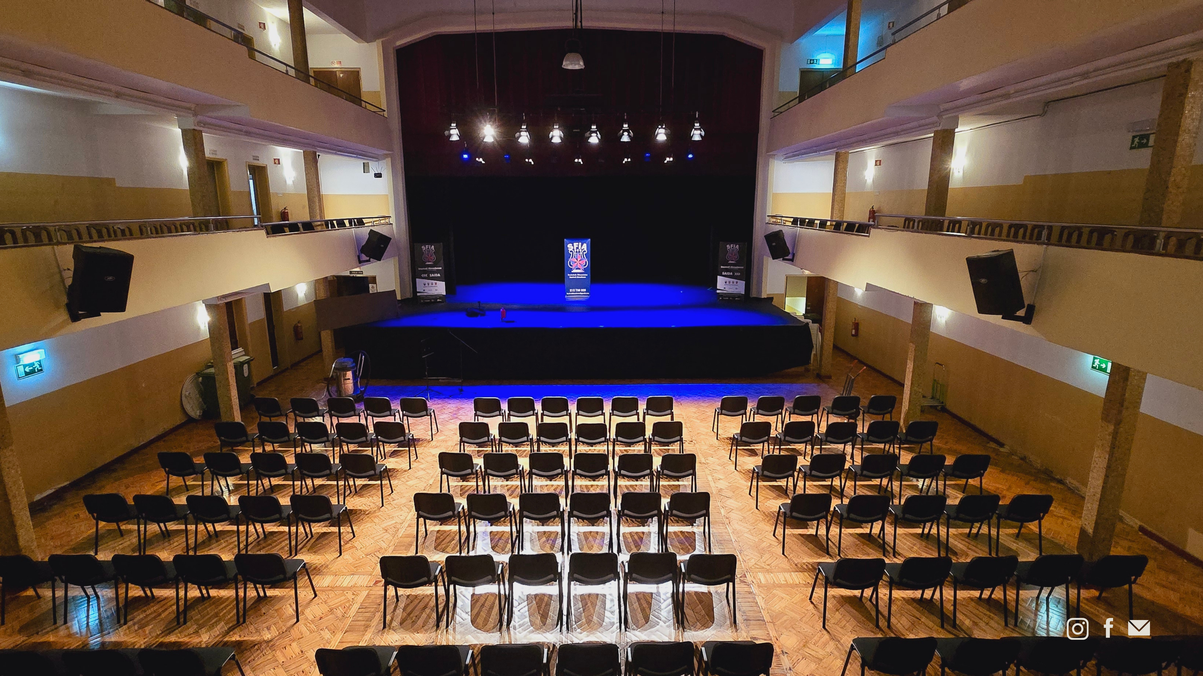 Blue And Pink Modern The Future of AI Presentation (3)